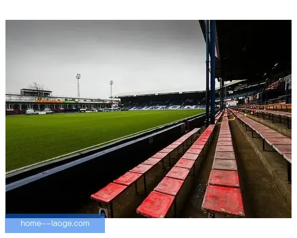 卢顿主场紧凑小球场氛围浓烈令豪门客队难以招架